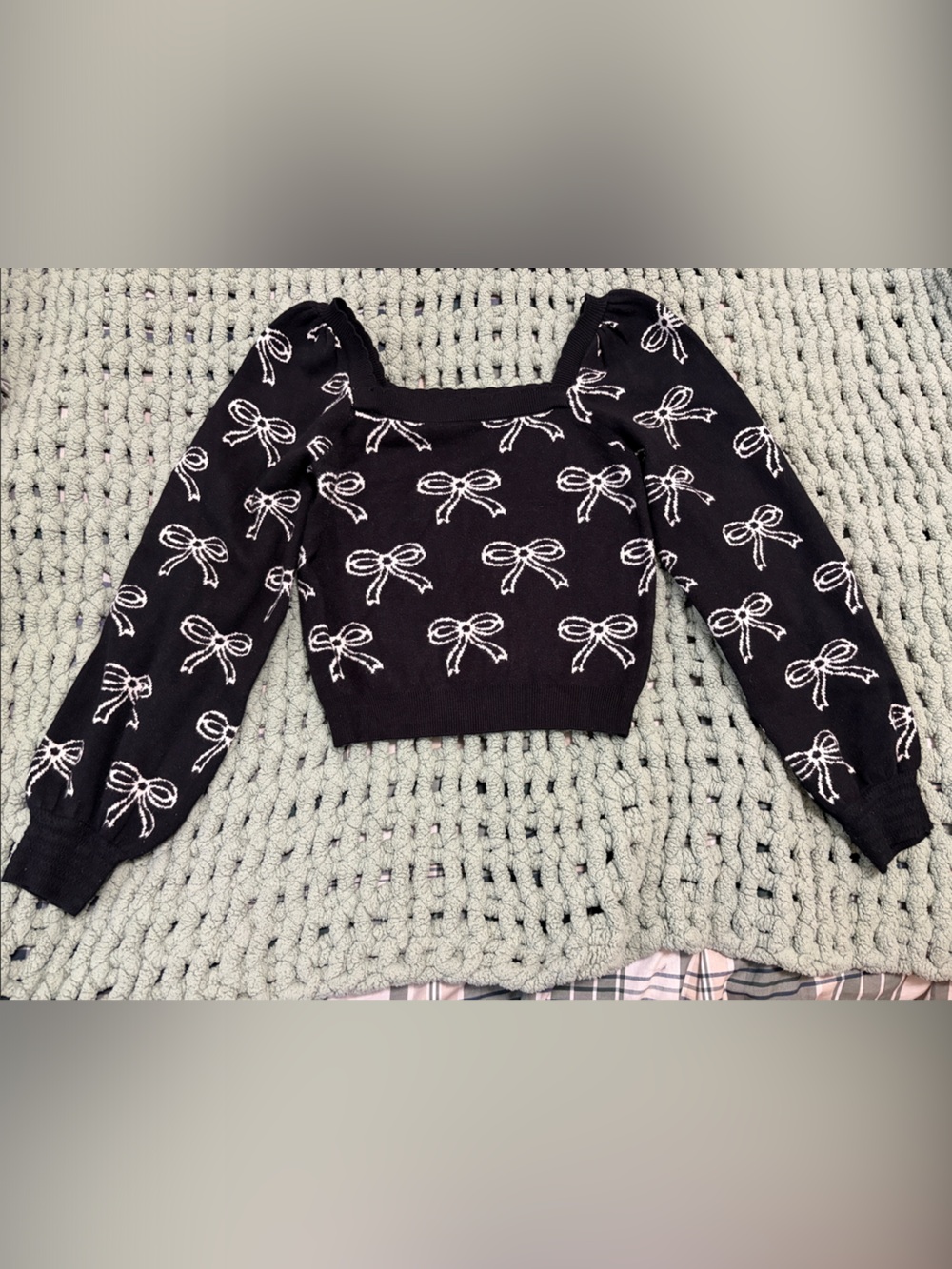 Black Willow & Wind Bow-Pattern Scalloped Cropped Sweater Size Medium - Women